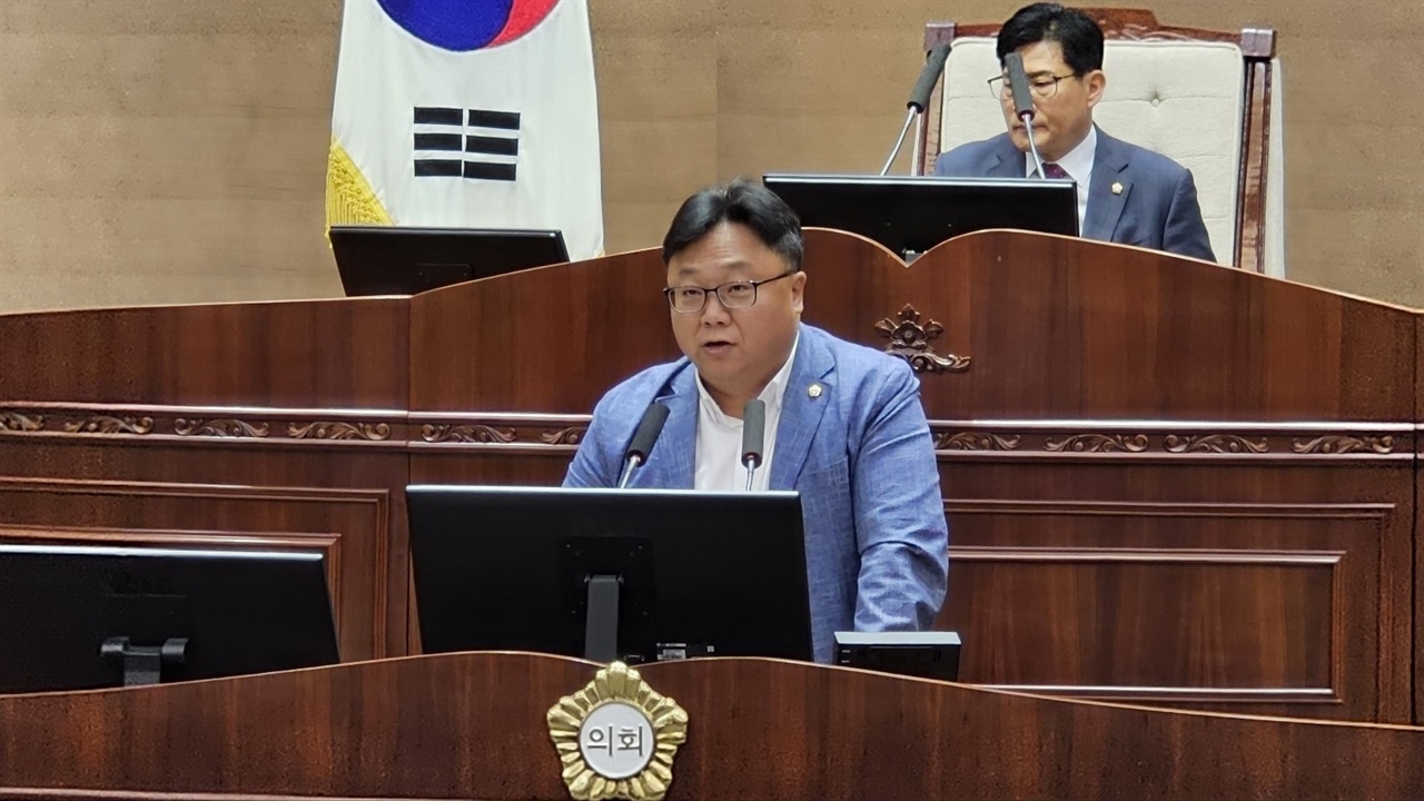박종갑 의원이 제269회 정례회 1차 본회의에서 본인이 대표발의한 '신방~목천 외곽순환도로 반영 촉구 건의안' 제안설명을 하고 있다.