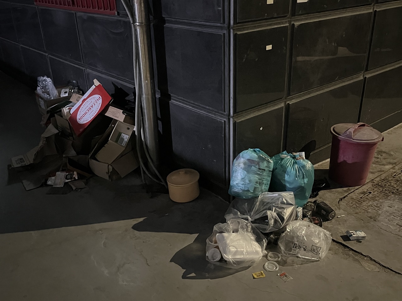 노원구의 한 원룸 앞에 쓰레기가 모여있는 모습이다.