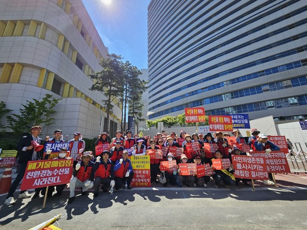  3일 경기도청 앞에서 지방산단 심의를 앞두고 있는 전곡해양일반산업단지 폐기물처리시설 계획 변경안에 대해 화성시 주민과 시민사회단체가 반대집회를 열었다.