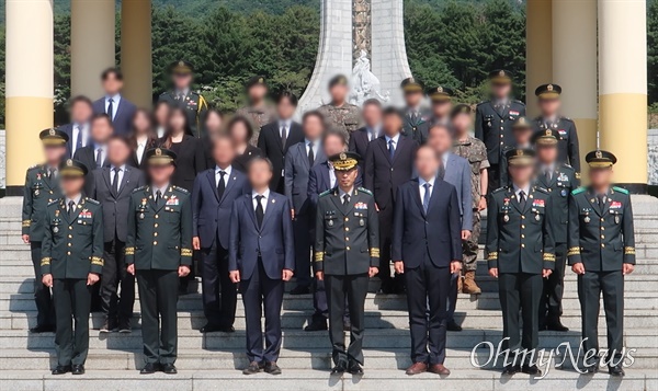 임기훈 국방대 총장(중장)이 3일 오전 대전 유성구 국립대전현충원을 참배한 뒤 국방대 관계자들과 기념촬영을 하고 있다.