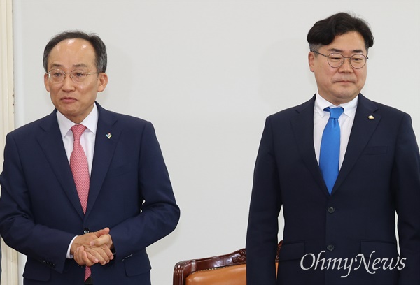  추경호 국민의힘 원내대표와 박찬대 더불어민주당 원내대표가 5일 오전 서울 여의도 국회에서 22대 국회 원 구성 문제를 논의하기 위해 회동하고 있다.