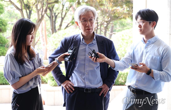  뉴스타파 김용진 대표가 5일 오전 대선개입여론조사 특별수사팀에서 조사를 받기 위해 서초동 서울중앙지검에 도착하고 있다.