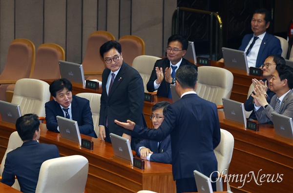 우원식 더불어민주당 의원이 5일 오후 서울 여의도 국회 첫 본회의에서 제22대 국회 전반기 국회의장으로 선출되자, 의원들이 우 의원에게 박수를 치며 반기고 있다.