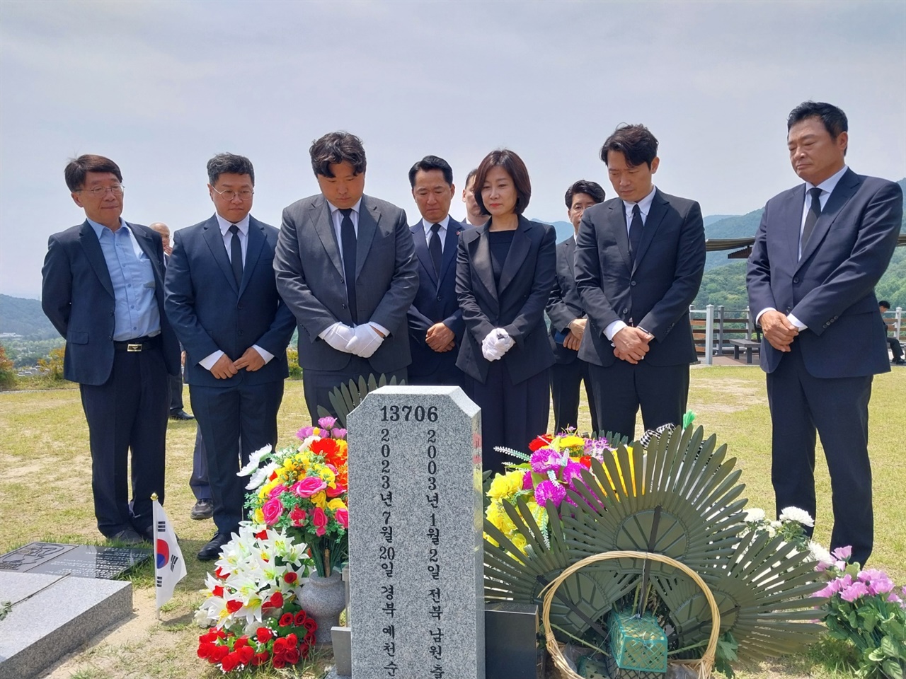 5일 대전현충원 채상병 묘소를 찾아 참배하고 있는 허은아 개혁신당 대표를 비롯한 지도부.