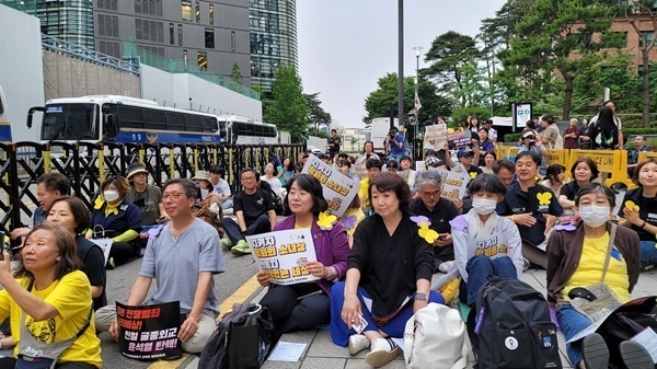 5일 오후 7시 서울 일본 대사관 앞에서 열린 김복동평화문화제 모습이다.