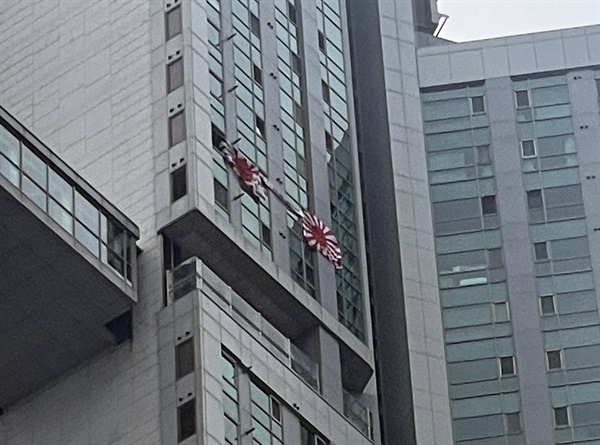 현충일인 6일 부산 수영구의 한 주상복합건물 고층 창문에 일본 군국주의 상징인 욱일기가 내걸려 있다. 2024.6.6