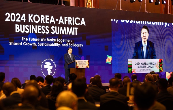 윤석열 대통령이 5일 서울 중구 롯데호텔에서 열린 '2024 한-아프리카 비즈니스 서밋 개회식'에서 기조연설을 하고 있다. 