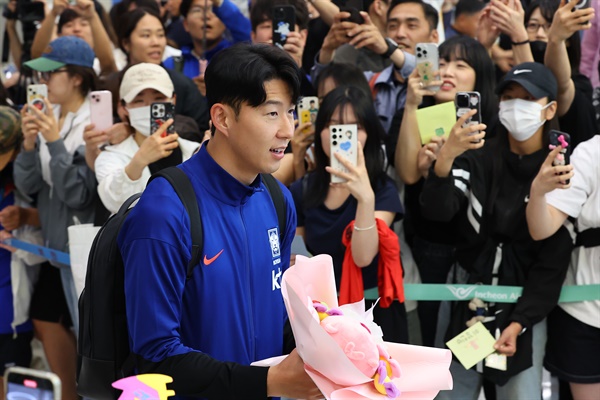 꽃다발 받은 손흥민 축구 대표팀 손흥민이 7일 오전 인천국제공항 제2여객터미널 입국장으로 들어서고 있다. 손흥민은 전날 싱가포르와의 2026 북중미 월드컵 아시아 2차 예선 5차전에서 두골을 기록했다.
