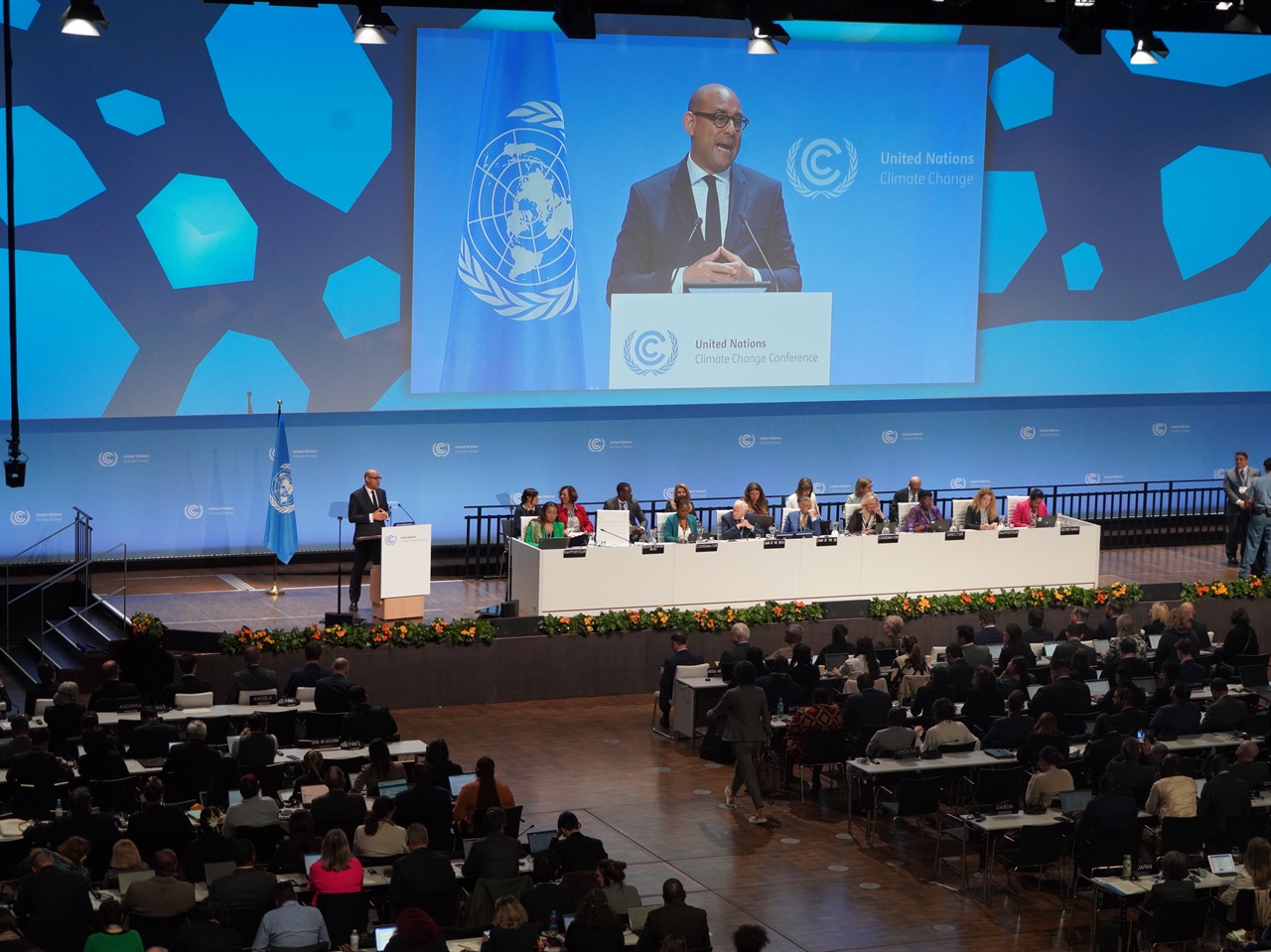 2024년 6월 3일 독일 본에 소재한 유엔기후변화협약 사무국에서 제60차 UNFCCC 부속기구회의가 열렸다. 사이먼 스틸 UNFCCC 사무총장이 개회사에 나섰다.