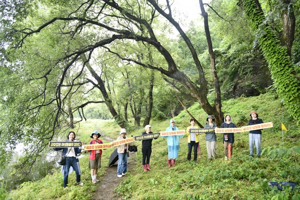 팔현습지의 명물 중 하나인 왕버들숲에서 참가자들이 피케팅을 하고 있다. 