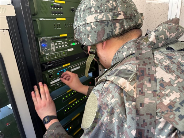 대북방송 실시 대비 실제훈련에서 확성기 장비를 점검하고 있다. 
