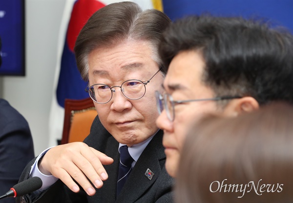 이재명 더불어민주당 대표가 10일 오전 서울 여의도 국회에서 최고위원회의를 주재하고 있다.