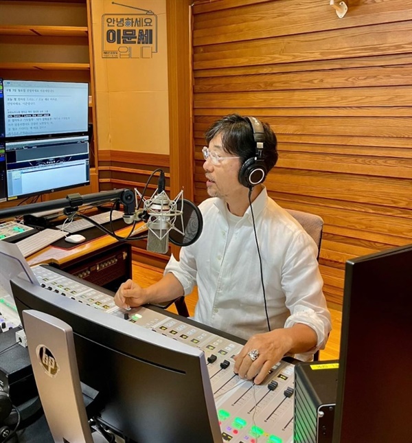  MBC 표준FM '안녕하세요 이문세입니다'로 돌아온 DJ 이문세.