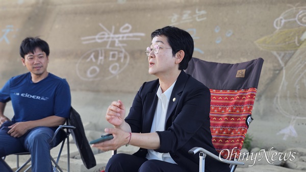 박정현 의원이 세종보 천막농성장에서 환경단체 활동가들과 대화를 나누고 있다