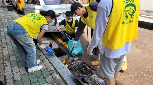  마산자원봉사캠프, 빗물받이 정화활동 벌여