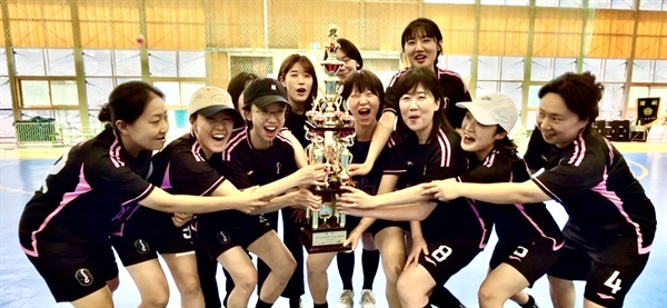 4위 트로피를 들고 있는 오마이뉴스 여성 풋살팀 마이볼 선수들.