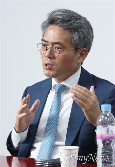 김기표 더불어민주당 의원이 11일 서울 여의도 국회 의원회관에서 <오마이뉴스>와 인터뷰  하고 있다.