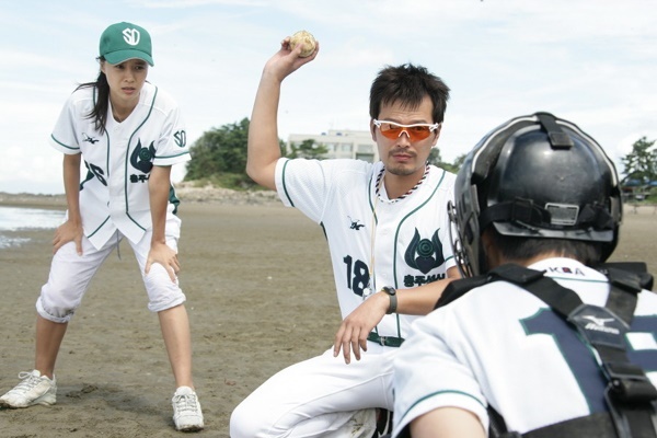  정재영(가운데)은 2004년 <아는 여자>에 이어 7년 만에 현역 야구선수를 연기했다.