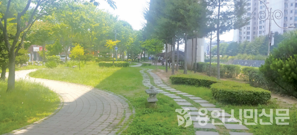 역북동에서 김량장동으로 이어지는 금학천 주변에 조성된 체육공원.