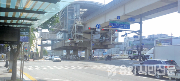 경전철 김량장역을 오가는 차량. 길 건너에는 버스 정류장까지 설치돼 오가는데 큰 어려움이 없다.