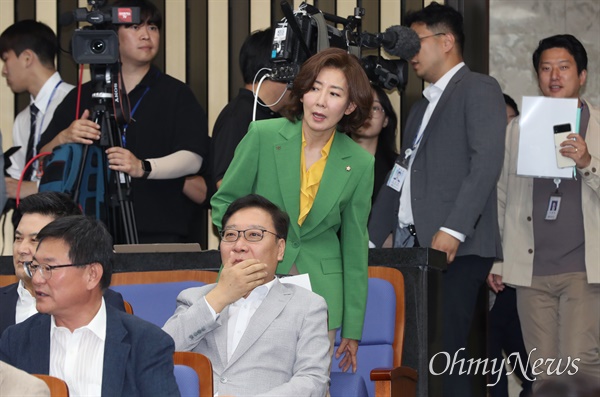 나경원 국민의힘 의원이 13일 오전 서울 여의도 국회에서 열린 의원총회에 참석하고 있다.
