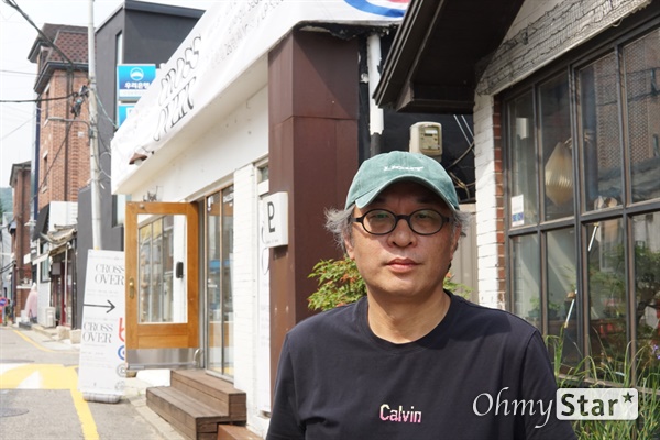  조선인이 세운 국내 최초의 극장인 애관극장을 다룬 다큐멘터리 <보는 것을 사랑한다>(2021)를 연출한 윤기형 감독. 올해 그는 인천 내 극장의 역사를 다룬 도서 <영화 도시 인천과 극장의 역사>를 출간하기도 했다.