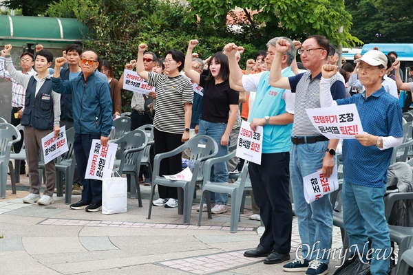 경남평화회의는 13일 늦은 오후 창원 한서빌딩 앞 광장에서 “전쟁 조장 윤석열정권 퇴진, 비상시국회의”를 열었다.
