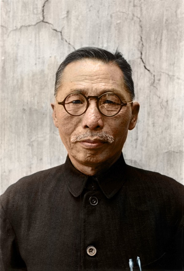 김구 선생 1945년 9월 콧수염을 기른 김구 선생 모습. 늘 보던 모습과 전혀 다른 백범 선생의 사진이다.
