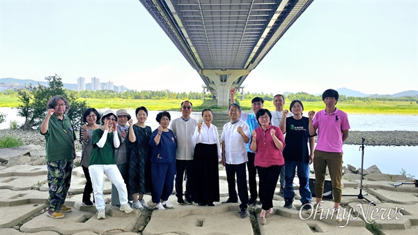 원불교환경연대는 14일 세종보 천막농성장에서 생태계 복원 촉구 기도회를 열었다. (기념 촬영)