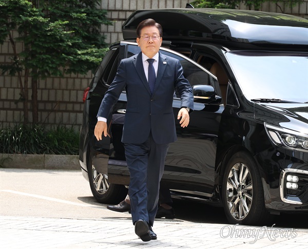 더불어민주당 이재명 대표가 6월 14일 오후 서초동 서울중앙지법에서 열리는 공직선거법 위반 혐의 공판에 출석하기 위해 도착하고 있다.
