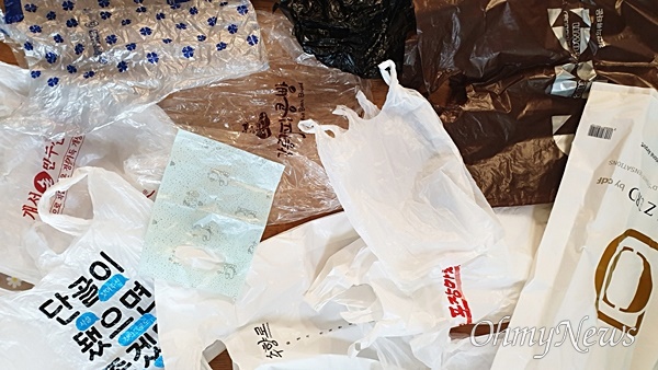 일회용 비닐봉지들. "한국 사람들이 버리는 비닐봉지의 개수가 하루 5천2백만 장이다." - <비닐봉지는 안 주셔도 돼요> 중에서.