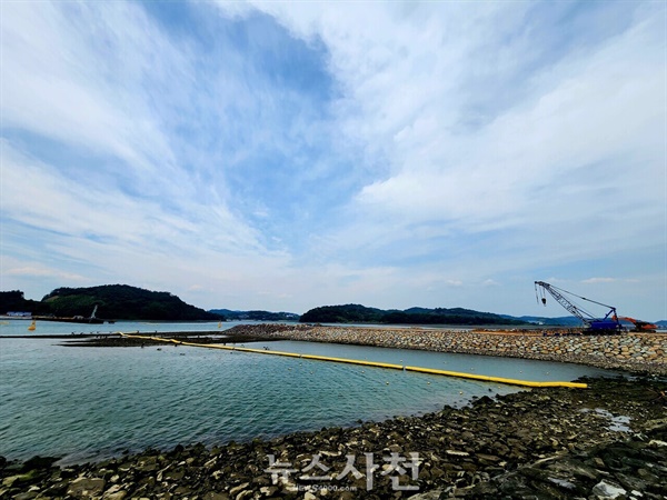  사천의 동과 서를 잇는 사천항공산업대교 건설 공사가 순조롭게 진행되고 있다. 현재 전체 공정률은 28%로, 2027년 1월 준공을 목표로 공사에 속도를 내고 있다. 사진은 6월 7일 오후 사천항공산업대교 시점부(사남면 해안도로)에서 촬영한 모습.