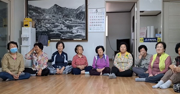 유희 밥묵차 대표에게 영상 편지를 보낸 경북 성주 소성리 할머니들의 모습. 할머니들이 유 대표의 쾌유를 빌며 눈물을 닦고 있다.