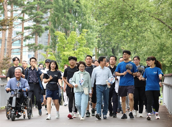 김동연 경기도지사가 15일 오전 수원 광교호수공원에서 시민들과 산책을 함께하고 있다.