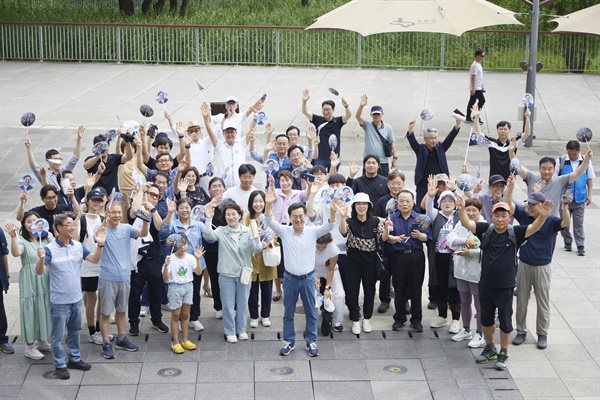 김동연 경기도지사가 15일 오전 수원 광교호수공원에서 시민들과 산책을 함께한 뒤 기념 촬영을 하고 있다.