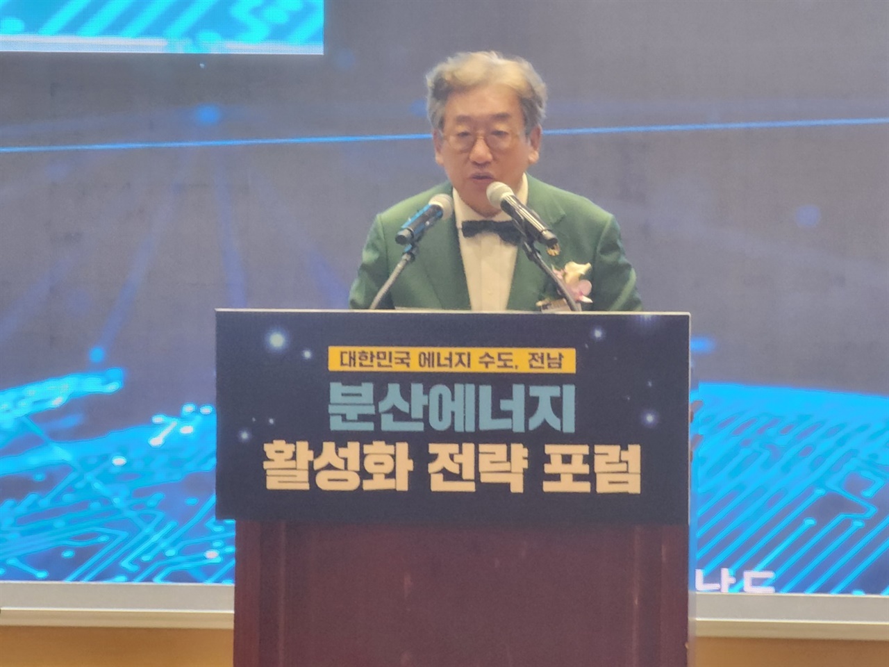 국회의원회관에서 열린 정책세미나에서 김상협 2050 탄소중립녹색성장위원회 민간위원장이 인사말을 하고 있다.