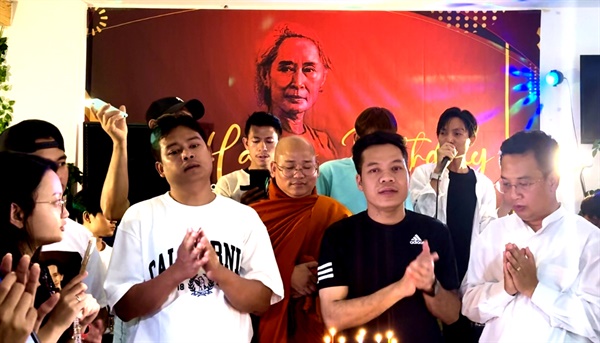 4월 15일 천안에 있는 미얀마 식당에서 열린 아웅산 수치 전 국가고문의 석방 기원 모임.