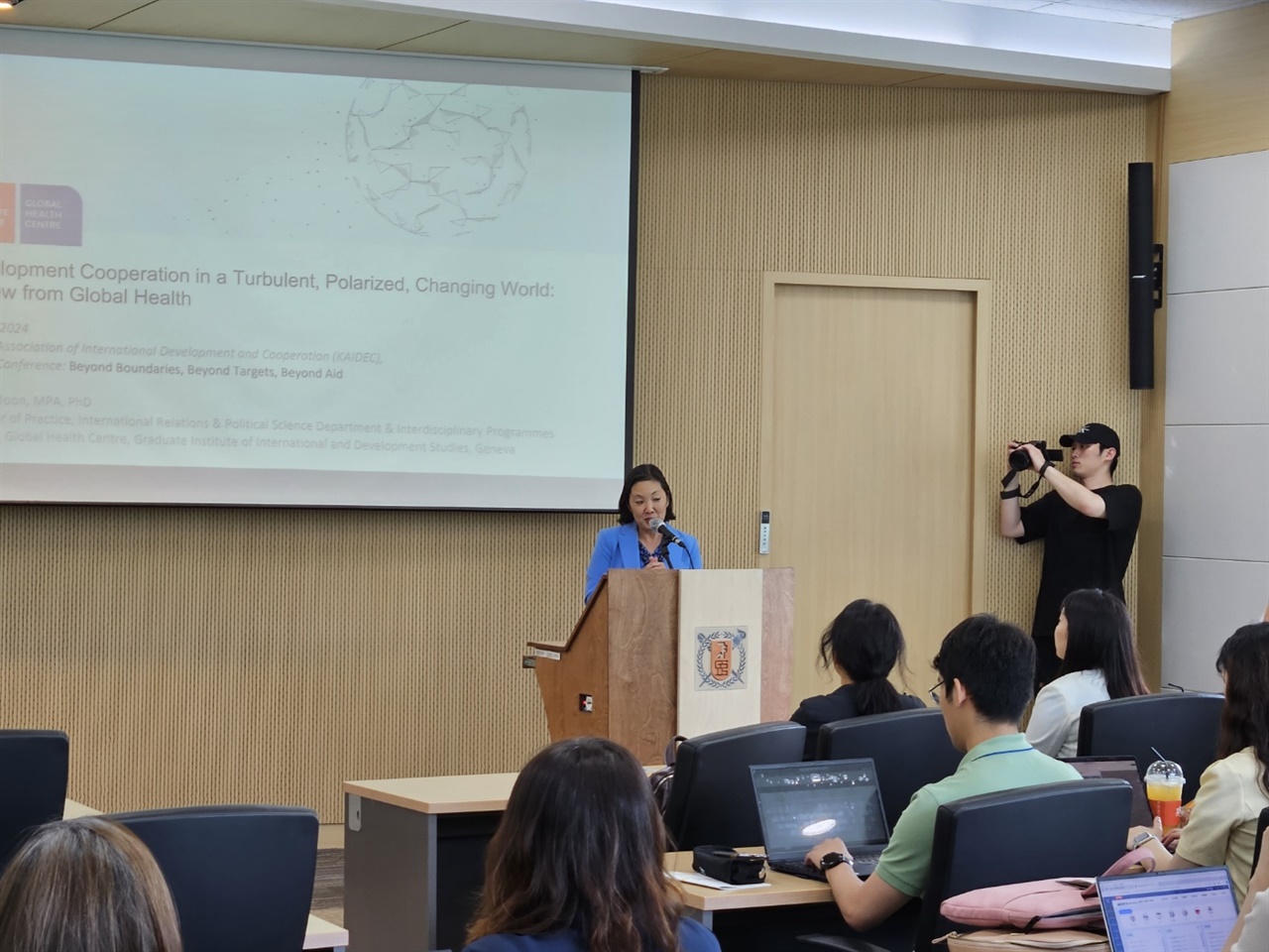 문 수에리(Suerie MOON) 교수 ‘격동적이고 양극화되고 변화하는 세계에서의 개발협력: 글로벌 보건의 관점’이라는 주제로 기조강연을 하는 제네바 국제개발대학원 문 수에리(Suerie MOON) 교수