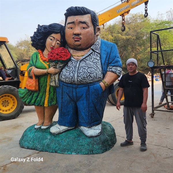 인도 우따라얀 국제 조각 심포지엄, 플라스틱 위에 채색을 마무리한 상태의 조각