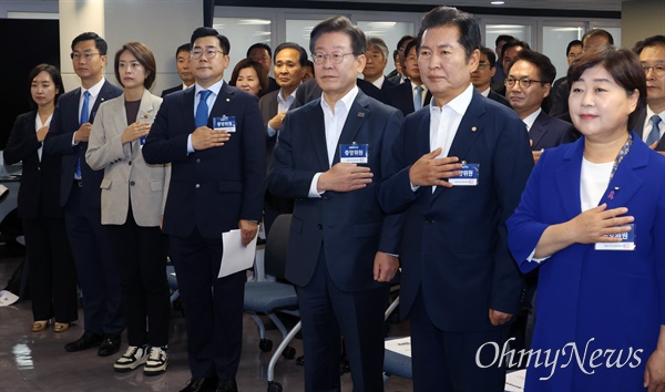 더불어민주당 이재명 대표와 중앙위원들이 17일 오전 서울  여의도 중앙당사에서 열린 제4차 중앙위원회의에 참석해 국민의례를 하고 있다.