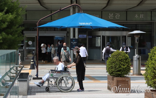 서울의대-서울대병원 교수협의회 비상대책위원회가 17일부터 무기한 휴진에 들어갔다. 환자와 보호자들이 발걸음을 옮기고 있다.