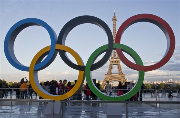 파리의 에펠탑이 내려다보이는 트로카데로 광장에 올림픽 성화가 설치돼 있다.
