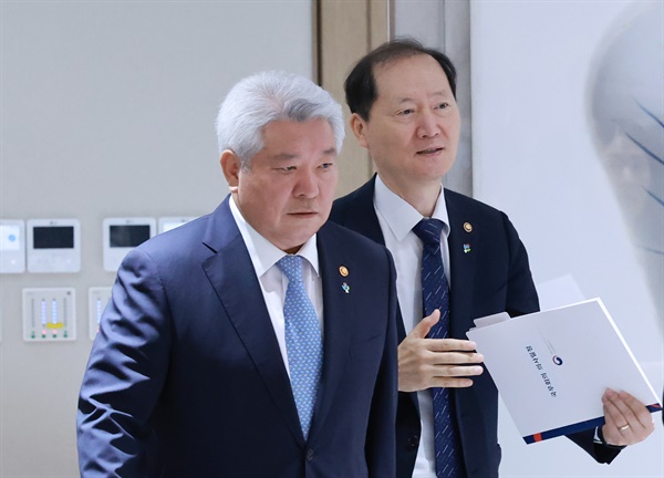 김홍일 방송통신위원장(왼쪽)과 이완규 법제처장이 지난 18일 서울 용산 대통령실 청사에서 열린 국무회의에 참석하고 있다. 