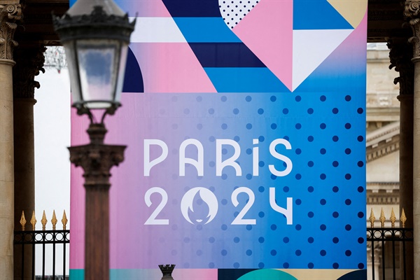 2024년 5월 2일 프랑스 국회 앞에 2024년 파리 올림픽 및 장애인 올림픽 로고가 그려져 있다.