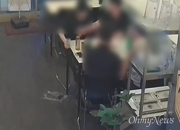 지난 13일 대구 중구의 한 치킨집에서 공무원들이 바닥에 맥주를 쏟고 갑질을 했다는 동영상이 자영업자 온라인 커뮤니티에 올라왔다.