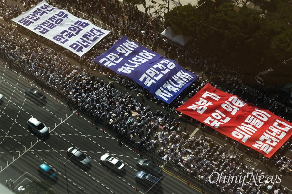 18일 서울 영등포구 여의대로에서 '의료농단 저지 전국 의사 총궐기 대회'에서 정부의 의료 정책을 규탄하는 퍼포먼스가 진행되고 있다.