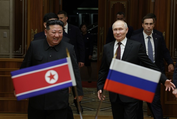 블라디미르 푸틴 러시아 대통령(오른쪽)이 2024년 6월 18일 북한 평양 공항에 도착해 김정은 북한 국무위원장의 영접을 받고 있다.
