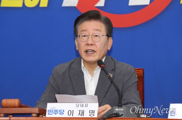 이재명 더불어민주당 대표가 19일 오전 서울 여의도 국회에서 열린 최고위원회의에서 발언하고 있다.
