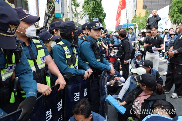  지난 5월 1일 대구시청 네거리에서 열린 노동절 집회를 앞두고 경찰이 1개 차로를 질서유지선이라며 막자 이에 반발한 노동자들이 경찰과 대치하고 있는 모습.