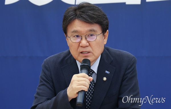 황운하 조국혁신당 원내대표가 20일 오전 서울 여의도 국회에서 원내대표단 회의에 참석해 모두발언을 하고 있다.